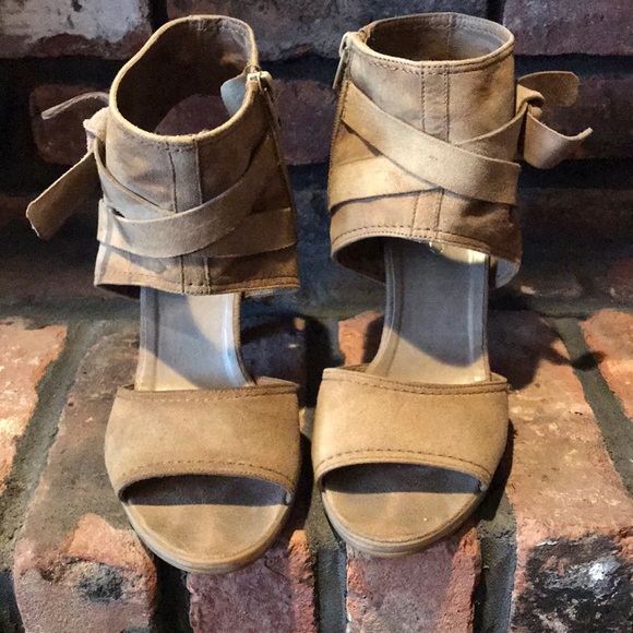 Aldo taupe sandals with ankle cuff - Picture 2 of 3